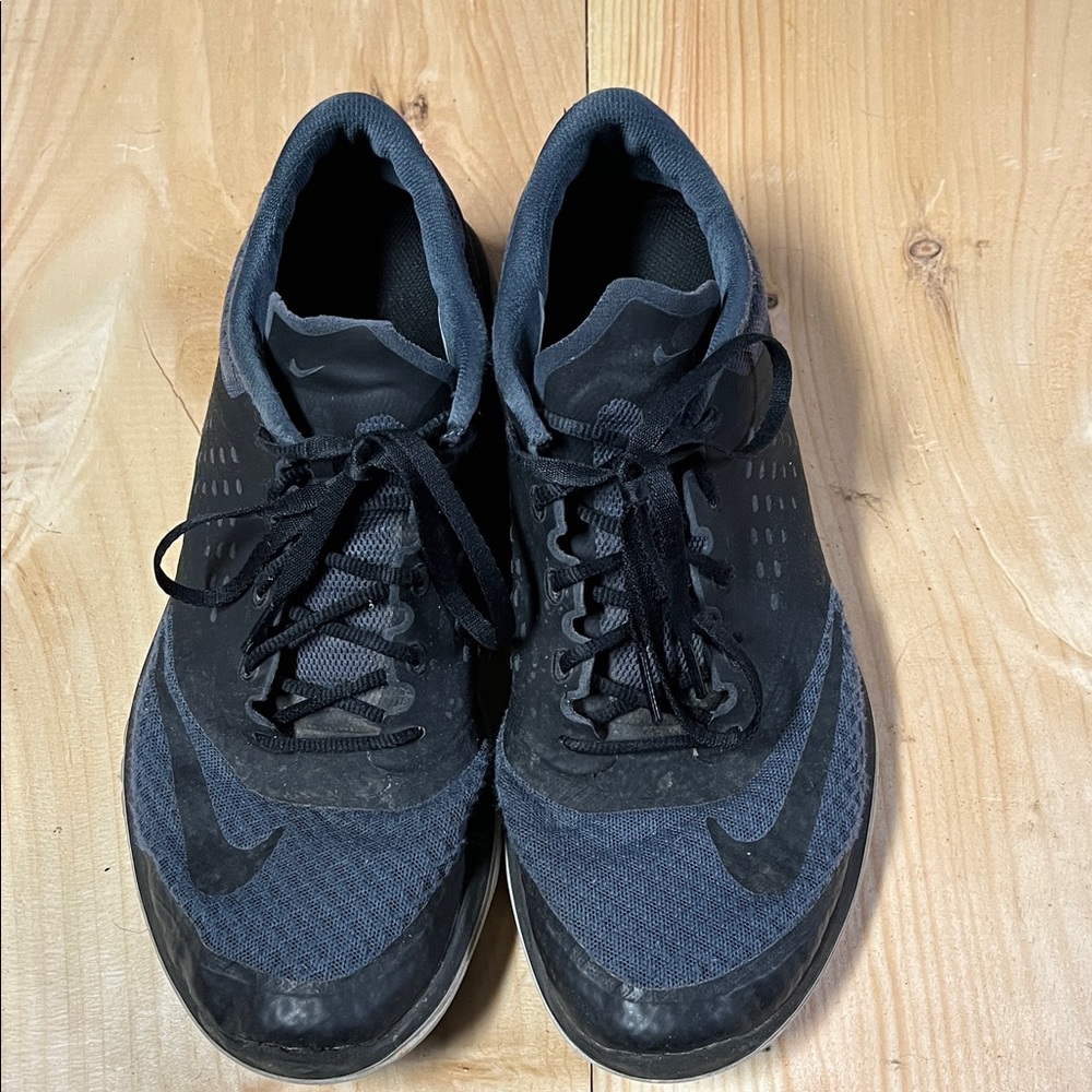 Nike Men's Black and Dark Gray Athletic Shoes
